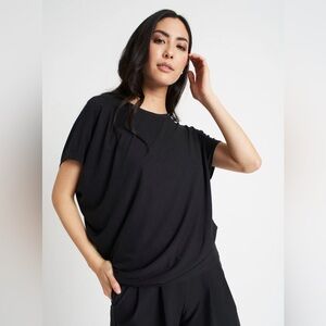 Kit and Ace wave T shirt.  Size M.  Black. NWT.